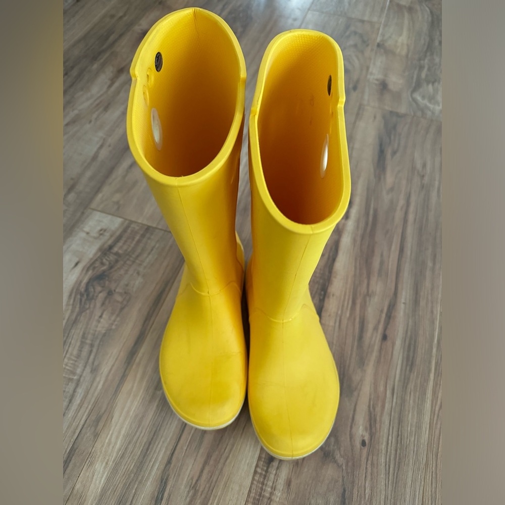 copy- crocs yellow rain boots…the original purchaser decided to return